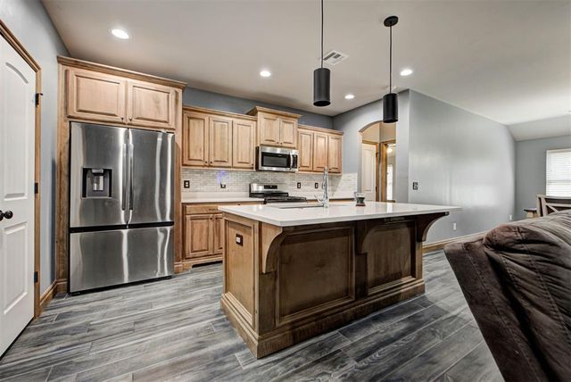 4216 Royal Garden Drive, Yukon, OK 73099