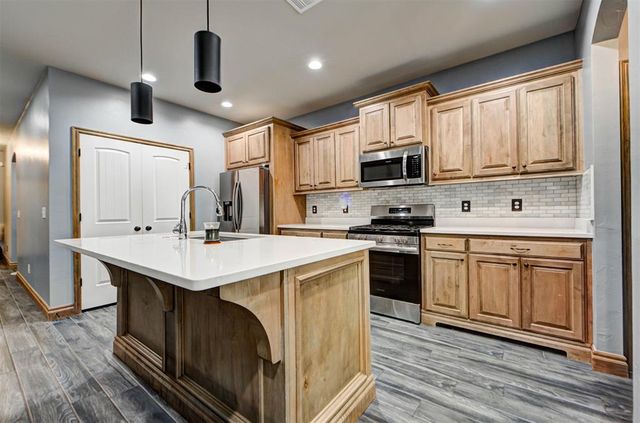 4216 Royal Garden Drive, Yukon, OK 73099