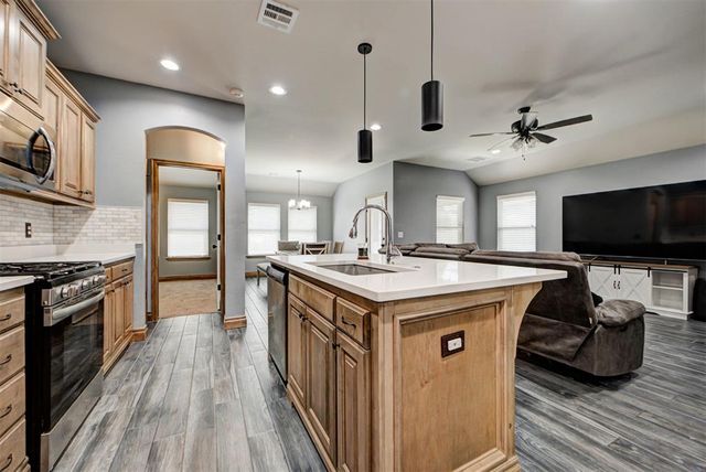 4216 Royal Garden Drive, Yukon, OK 73099