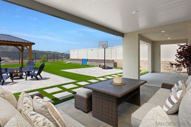 712 Meadowood St., Fallbrook, CA 92028