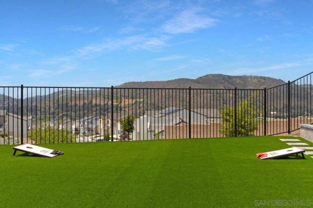 712 Meadowood St., Fallbrook, CA 92028