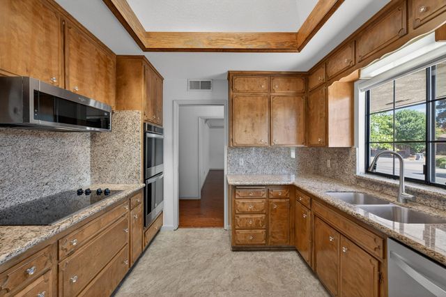 938 E Goshen Avenue, Fresno, CA 93720
