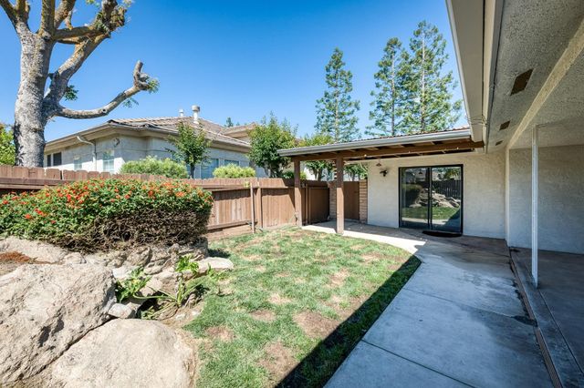 938 E Goshen Avenue, Fresno, CA 93720