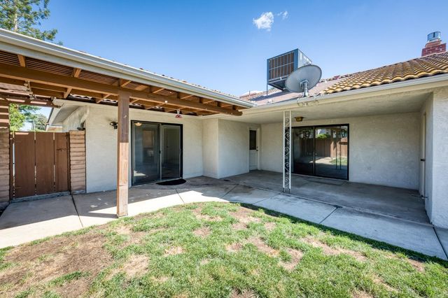 938 E Goshen Avenue, Fresno, CA 93720
