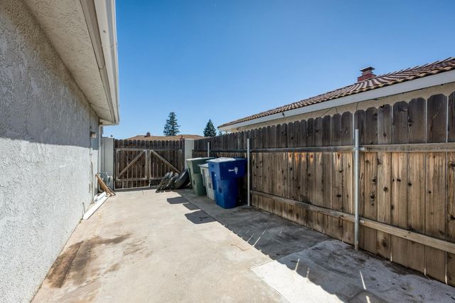 938 E Goshen Avenue, Fresno, CA 93720