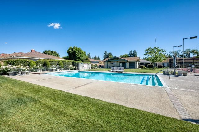 938 E Goshen Avenue, Fresno, CA 93720
