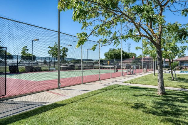 938 E Goshen Avenue, Fresno, CA 93720