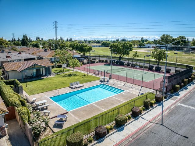938 E Goshen Avenue, Fresno, CA 93720