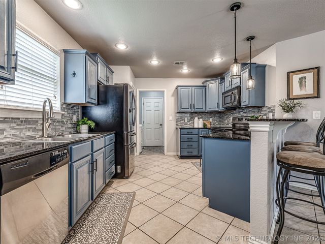 2004 Charleston Drive, Bartlesville, OK 74006