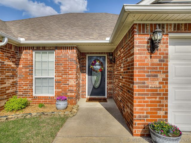 2004 Charleston Drive, Bartlesville, OK 74006