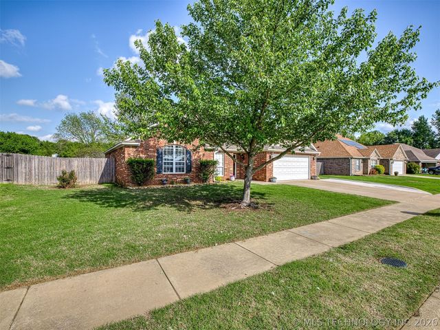 2004 Charleston Drive, Bartlesville, OK 74006