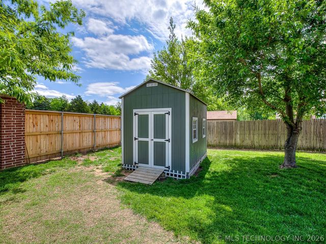 2004 Charleston Drive, Bartlesville, OK 74006