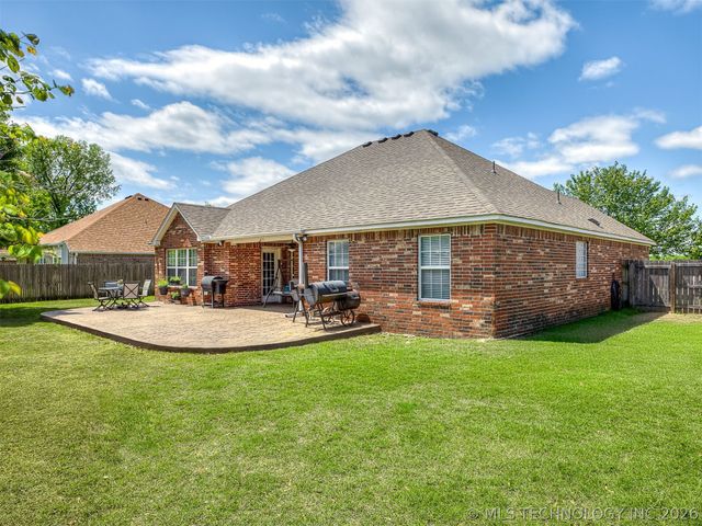 2004 Charleston Drive, Bartlesville, OK 74006
