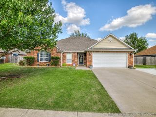 2004 Charleston Drive, Bartlesville, OK 74006