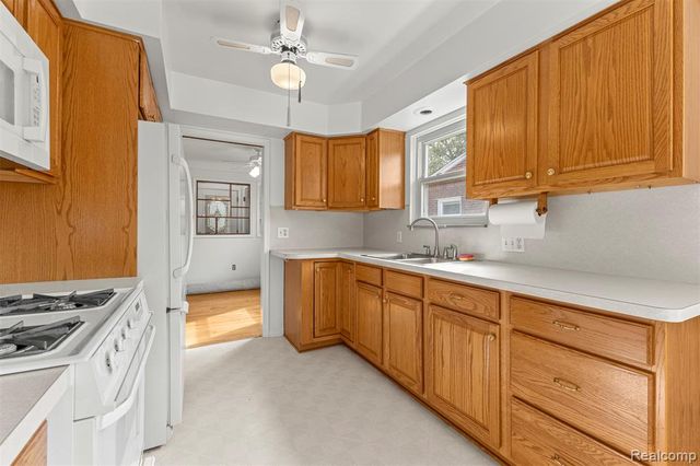 8255 Kinmore Street, Dearborn Heights, MI 48127