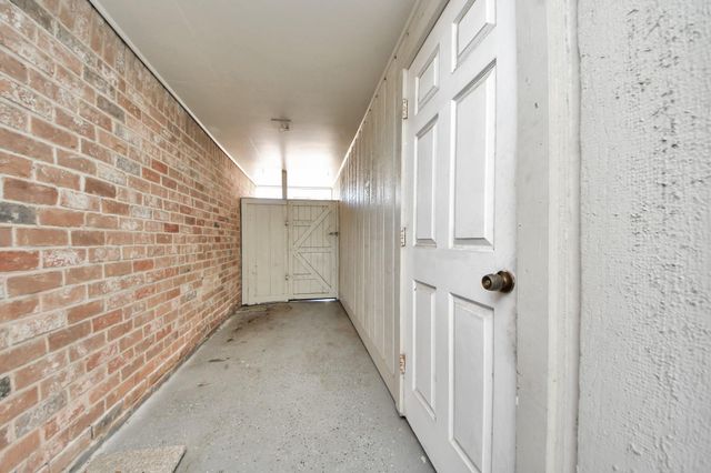 6334 Chevy Chase Drive 17, Houston, TX 77057