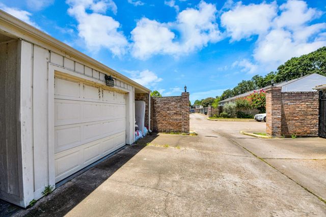 6334 Chevy Chase Drive 17, Houston, TX 77057
