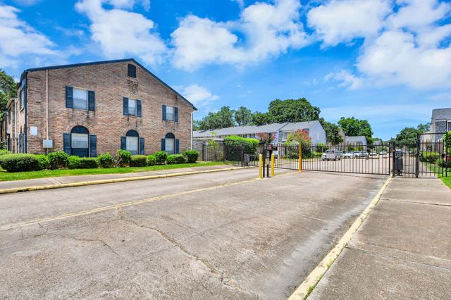 6334 Chevy Chase Drive 17, Houston, TX 77057