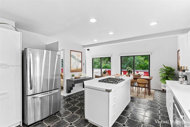 5600 Navajo Trail, Pinckney, MI 48169