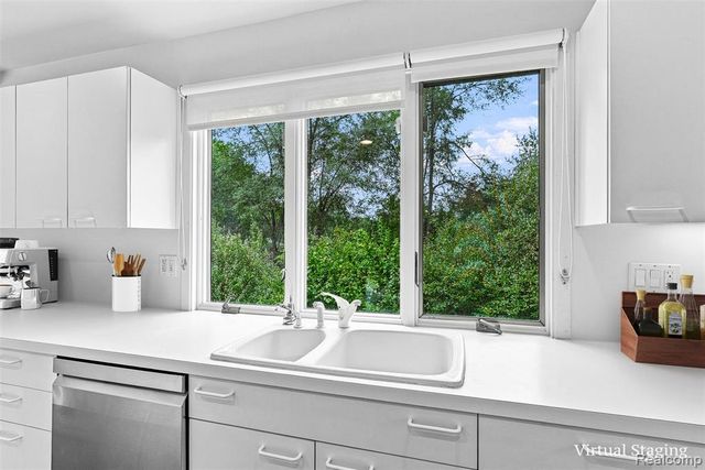 5600 Navajo Trail, Pinckney, MI 48169
