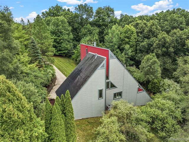 5600 Navajo Trail, Pinckney, MI 48169
