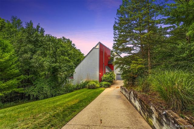 5600 Navajo Trail, Pinckney, MI 48169