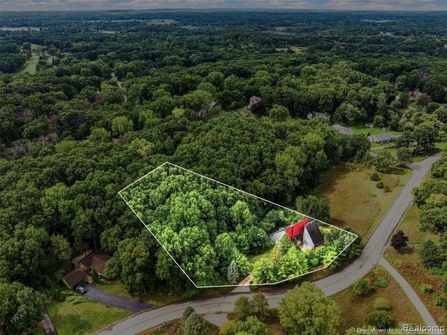 5600 Navajo Trail, Pinckney, MI 48169