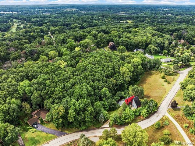 5600 Navajo Trail, Pinckney, MI 48169