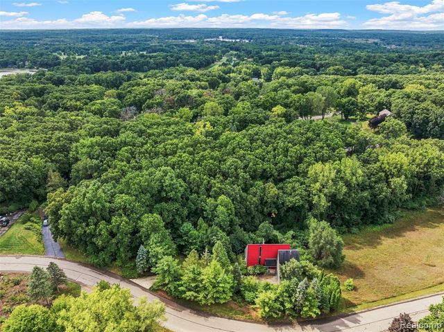 5600 Navajo Trail, Pinckney, MI 48169