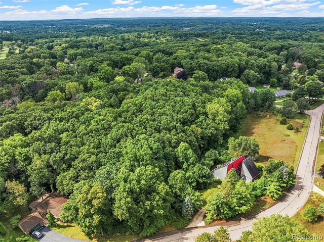 5600 Navajo Trail, Pinckney, MI 48169