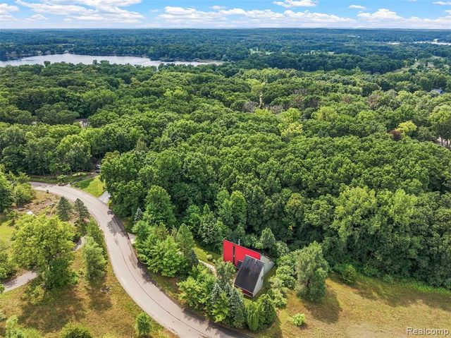 5600 Navajo Trail, Pinckney, MI 48169