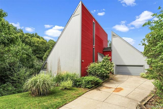 5600 Navajo Trail, Pinckney, MI 48169