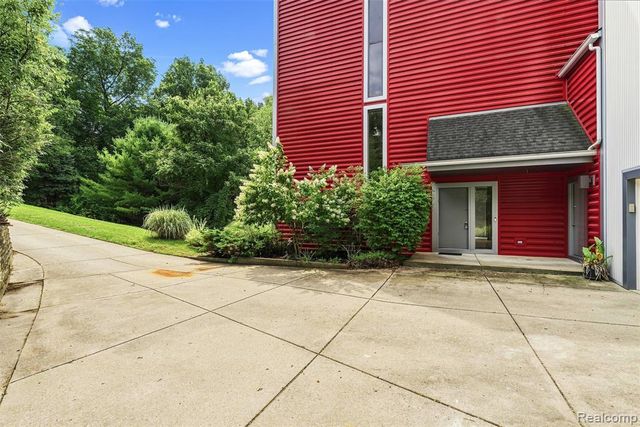 5600 Navajo Trail, Pinckney, MI 48169