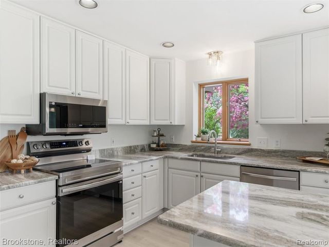 6512 White Lake Road, Clarkston, MI 48346