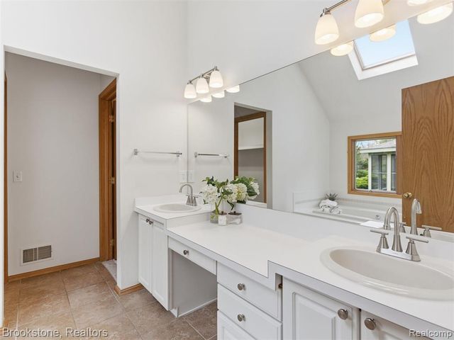 6512 White Lake Road, Clarkston, MI 48346