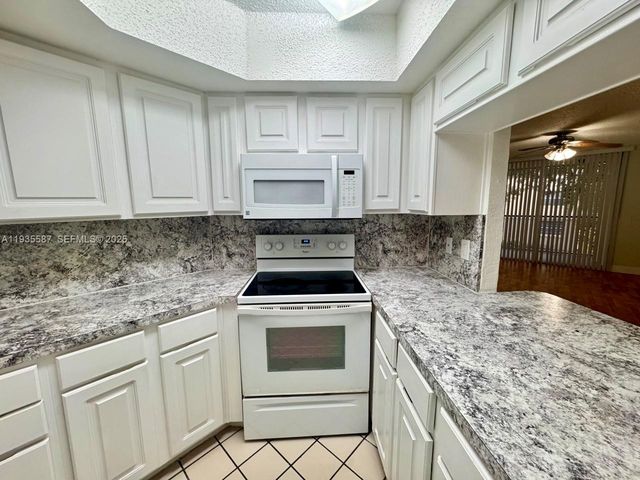 8245 Lake Dr 207, Doral, FL 33166