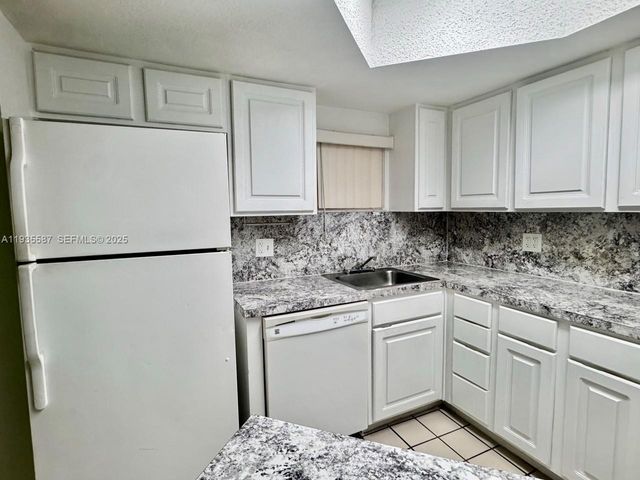 8245 Lake Dr 207, Doral, FL 33166