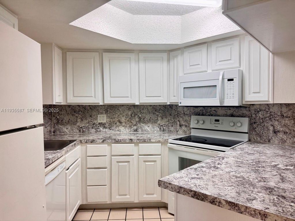 8245 Lake Dr 207, Doral, FL 33166