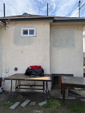 6915 Bonsallo, Los Angeles, CA 90044