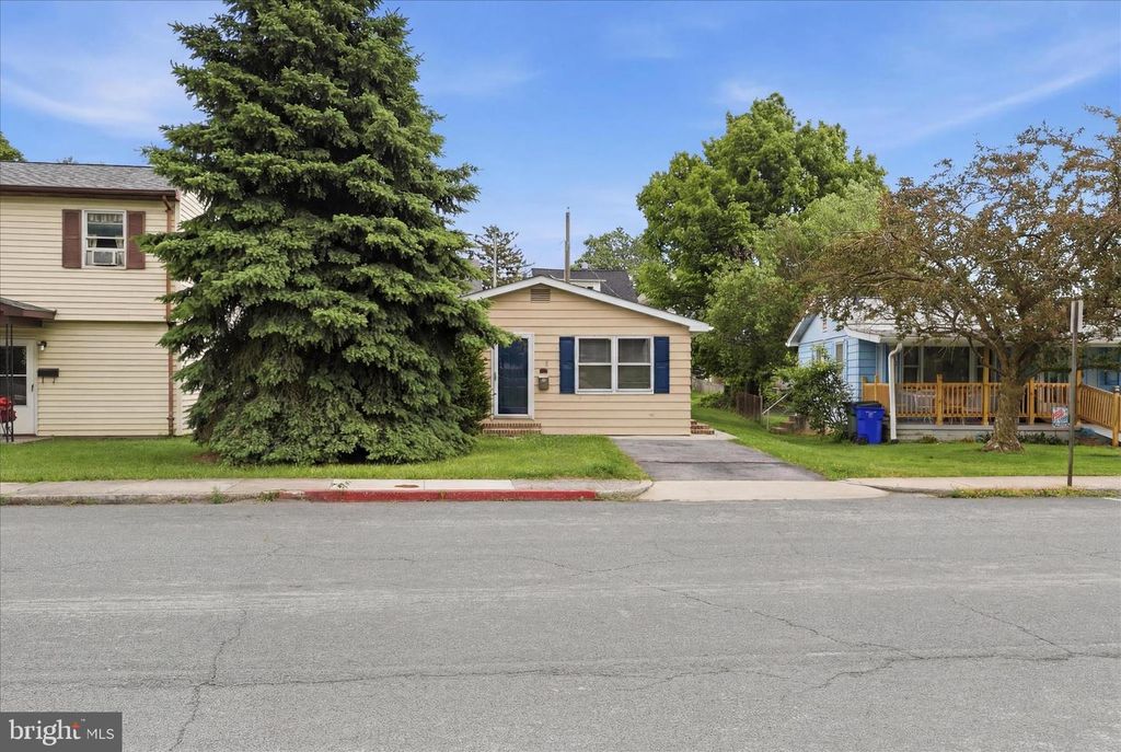 Image 2 of property listing at 860 PINE ST, Hagerstown, MD 21740