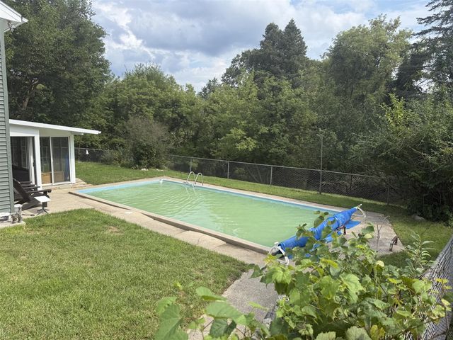 1122 W Green Street, Hastings, MI 49058