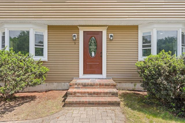 5 Tuckoosa Cir, Bridgewater, MA 02324
