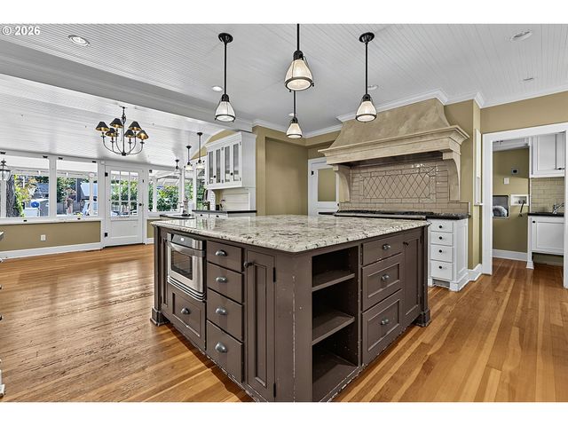 1610 CAL YOUNG Rd, Eugene, OR 97401