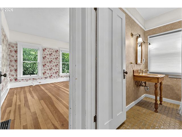 1610 CAL YOUNG Rd, Eugene, OR 97401
