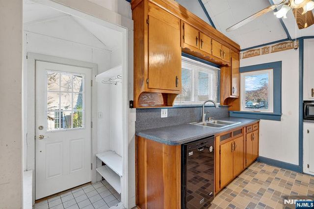 83 Lakeview Avenue, Ringwood, NJ 07456