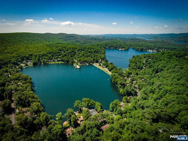 83 Lakeview Avenue, Ringwood, NJ 07456