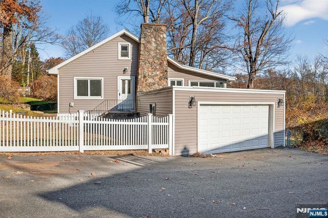 83 Lakeview Avenue, Ringwood, NJ 07456