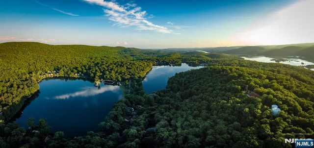 83 Lakeview Avenue, Ringwood, NJ 07456