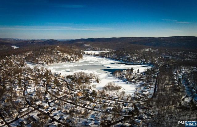 83 Lakeview Avenue, Ringwood, NJ 07456