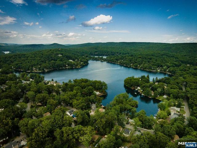 83 Lakeview Avenue, Ringwood, NJ 07456